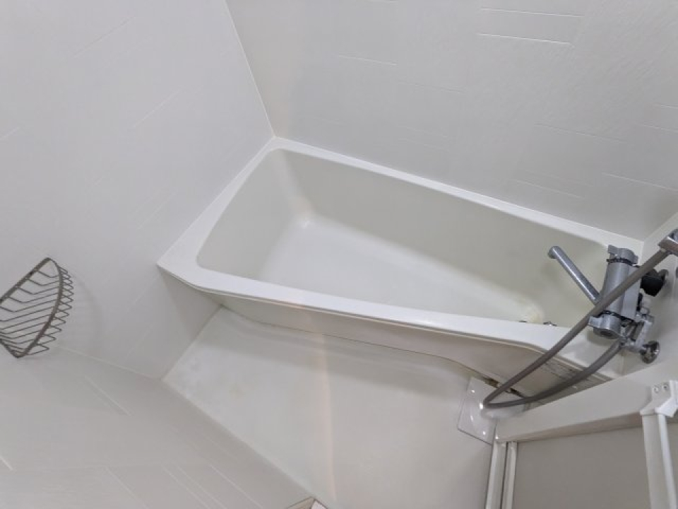 浴槽の形があまりよく見ない形で面白いですね！