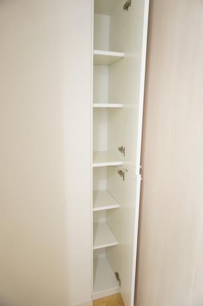 洗面所の横には、収納スペースもあります。お掃除道具や、タオルなど、整理整頓に便利です。