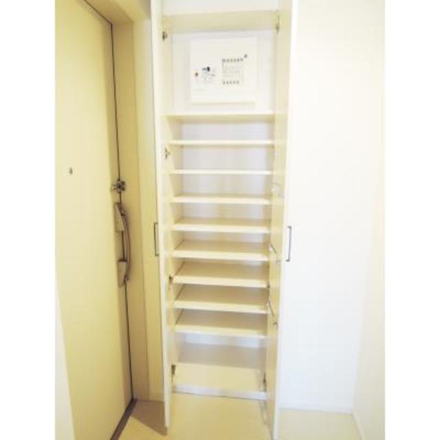 シューズクローゼットはたくさん入りそう。※写真は同タイプ住戸です。