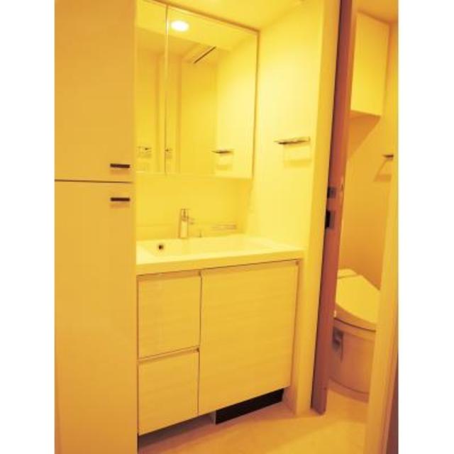 洗面所の横に収納があるのは嬉しい。※写真は同タイプ住戸です。