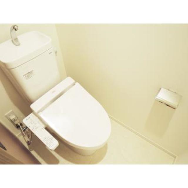 トイレは温水洗浄便座です。※写真は同タイプ住戸です。