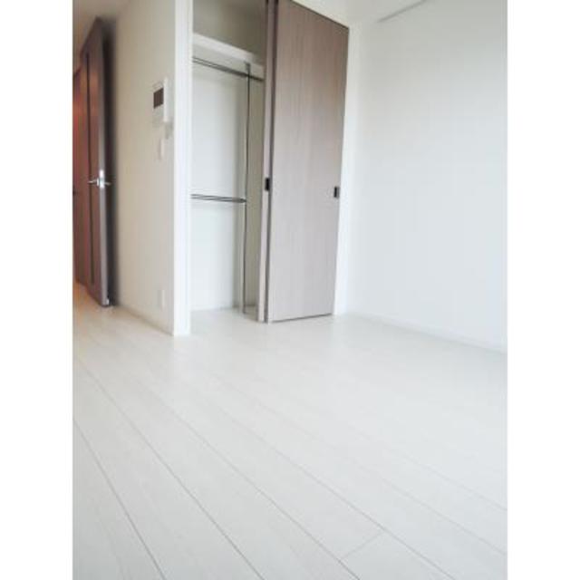 真っ白いフローリングだからどんなインテリアも合いそう。※写真は同タイプ住戸です。