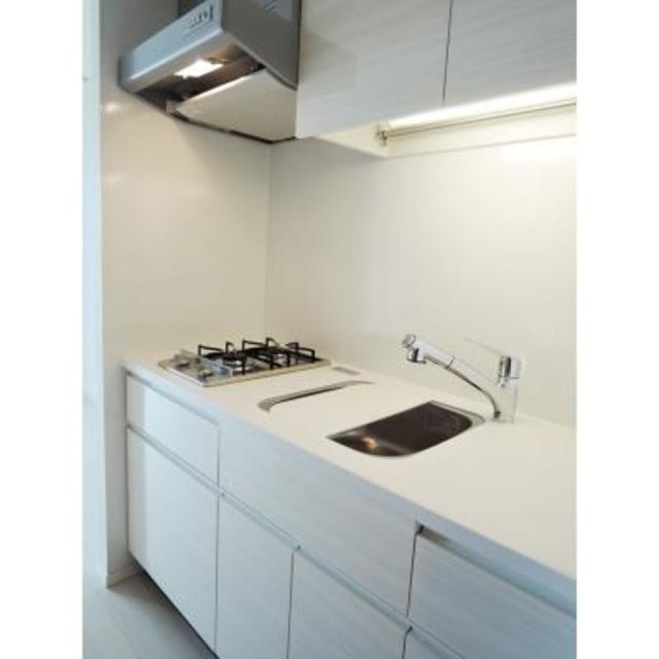 キッチンは真っ白！調理スペースもあるから料理もはかどりそう。※写真は同タイプ住戸です。