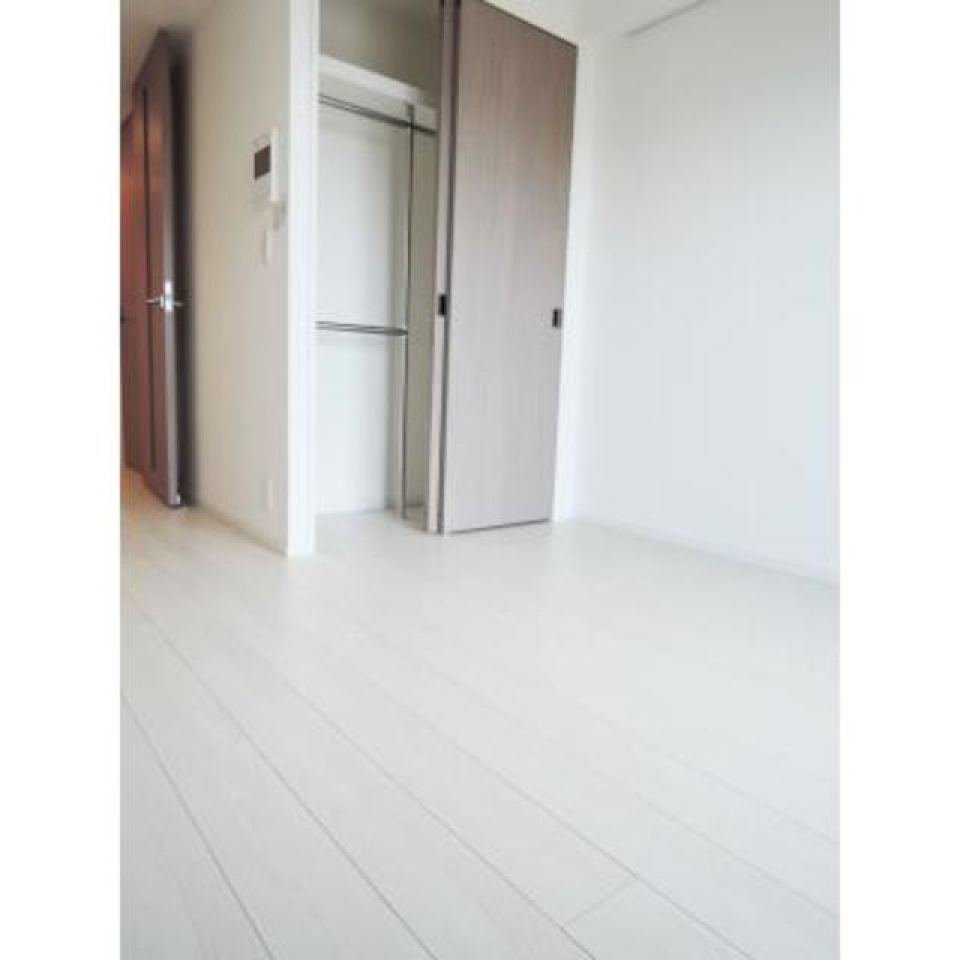 真っ白いフローリングだからどんなインテリアも合いそう。※写真は同タイプ住戸です。