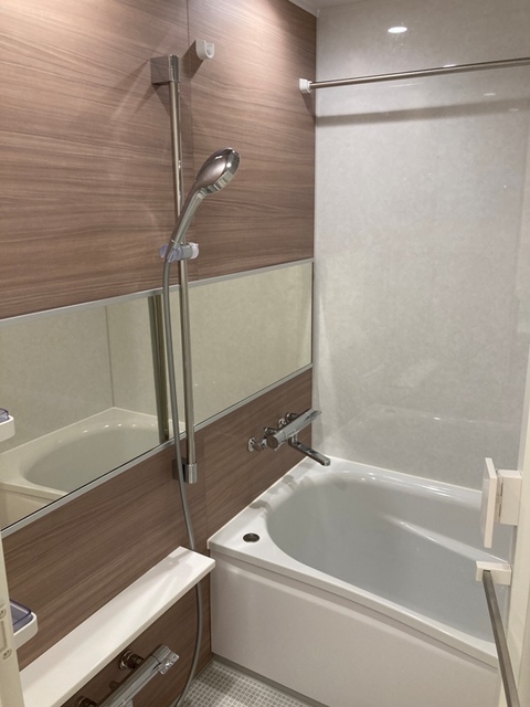 木目調のタイルが落ち着いた浴室にしてくれます。※写真は同タイプ住戸です。