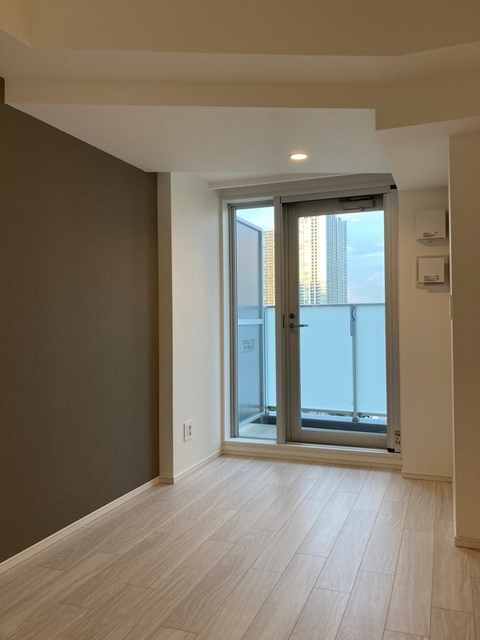 中間色の壁紙が落ち着いた雰囲気の部屋にしてくれます。※写真は同タイプ住戸です。