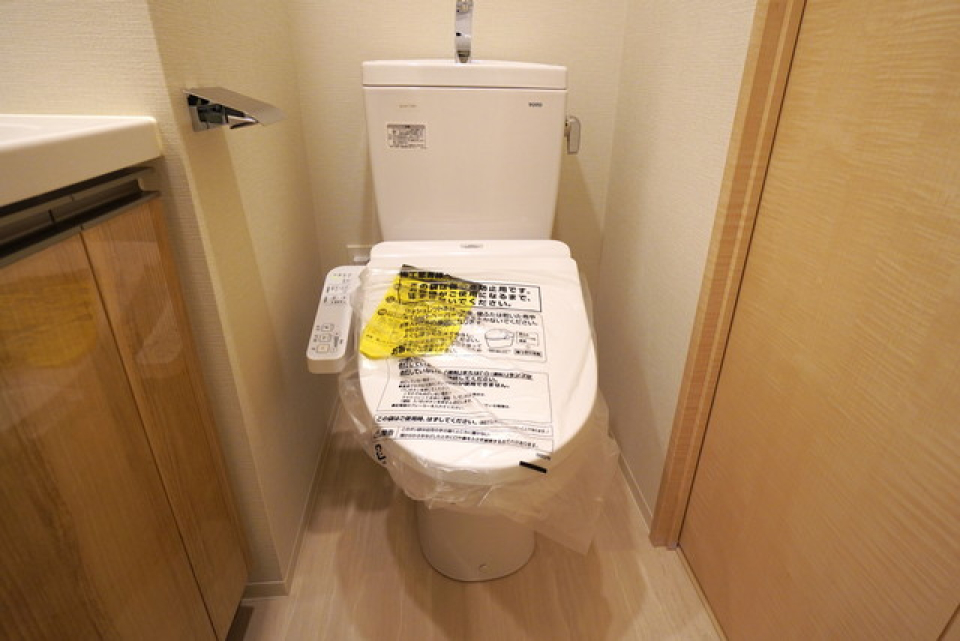 トイレのすぐそばに洗面台があります。※写真は同タイプ住戸です。