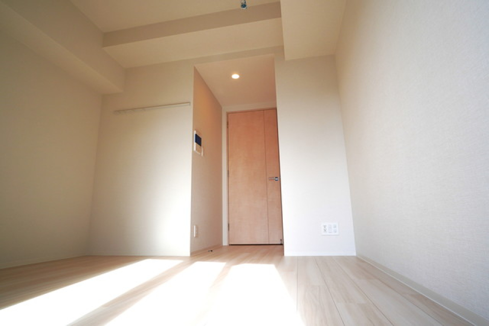 ナチュラルなフローリングに白い壁紙のシンプルなお部屋です。※写真は同タイプ住戸です。