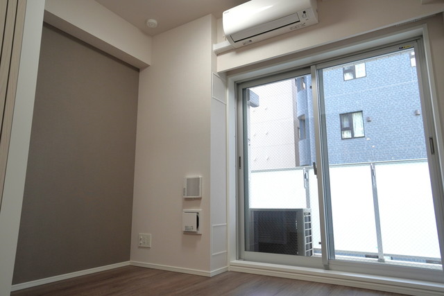 洋室は3.5帖とコンパクトだから、ベッドを置けますね。※写真は同タイプ住戸です。