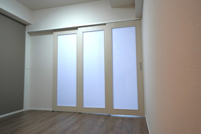 洋室との間仕切りが擦りガラスだから明るくて、窮屈さを感じません。※写真は同タイプ住戸です。