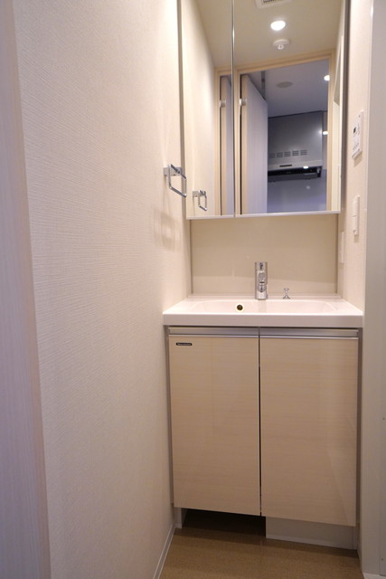 洗面台はコンパクトなタイプ。※写真は同タイプ住戸です。