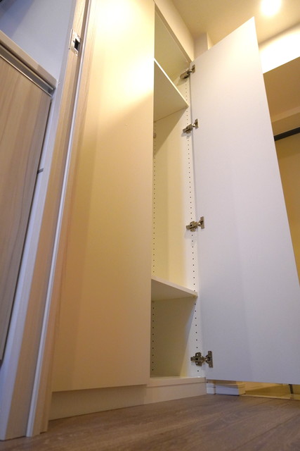 廊下にクローゼットもあるので衣類はここに収納。※写真は同タイプ住戸です。