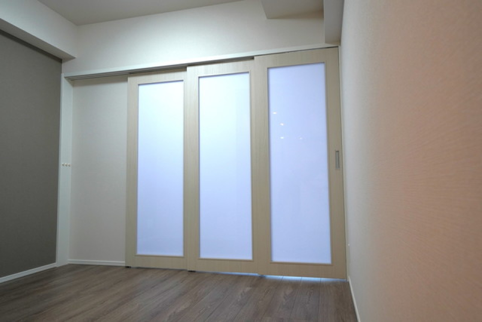 洋室との間仕切りが擦りガラスだから明るくて、窮屈さを感じません。※写真は同タイプ住戸です。