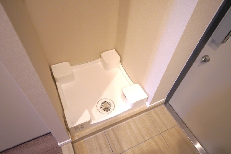 洗濯機置き場は玄関脇に。※写真は同タイプ住戸です。