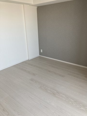 グレーのアクセントウォールが落ち着いた印象を感じます。