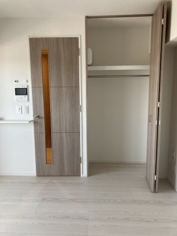 長い衣服もかけられるクローゼットです。