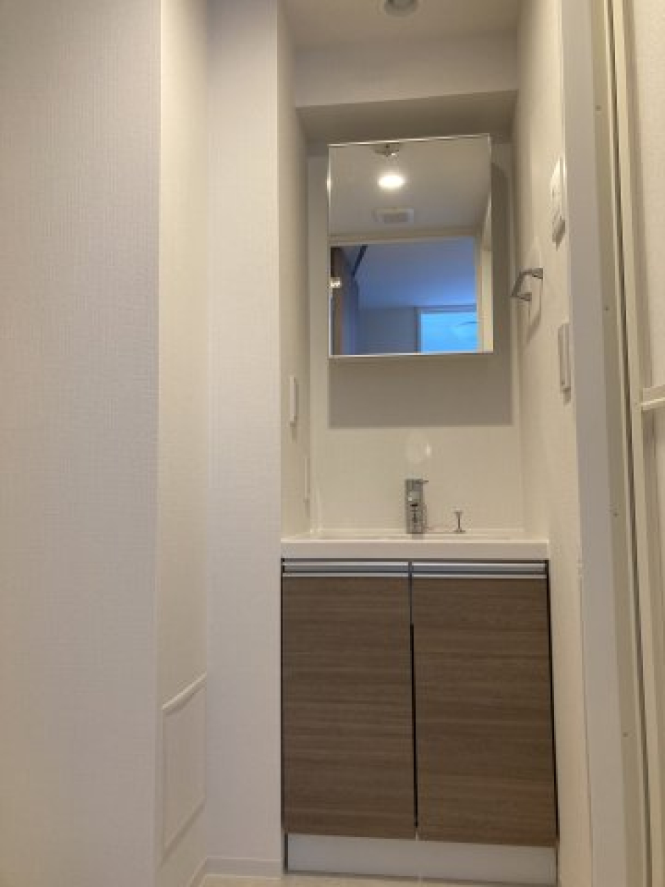 気持ち高めに設置されている鏡・