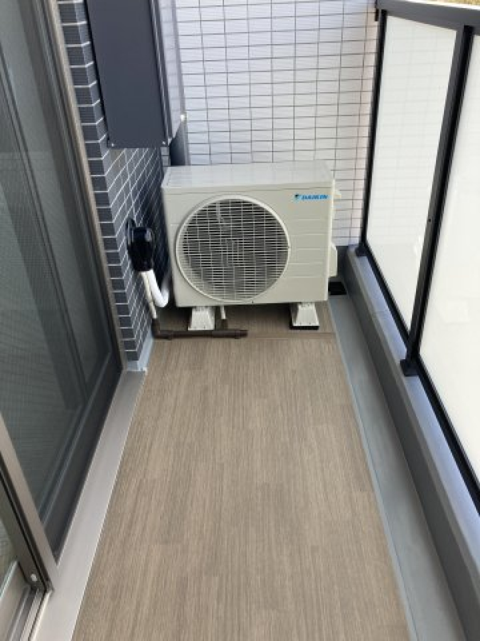 木目調のフロアのバルコニー。