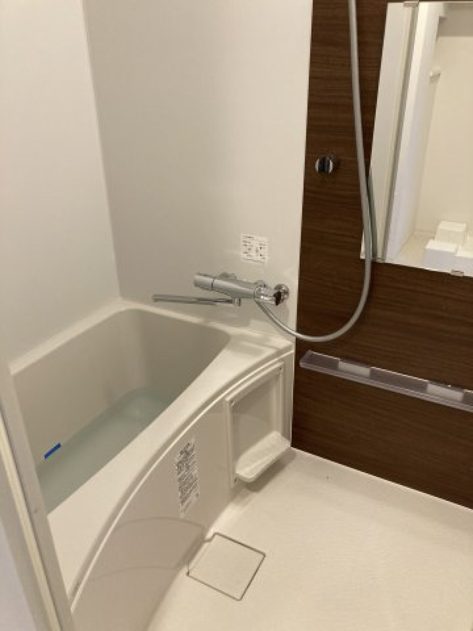 ブラウンのパネルが採用された浴室。