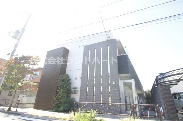 コンクリート打ちっぱなしのデザインで存在感のある外観です。