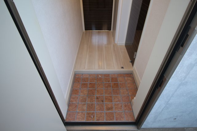 玄関は海外っぽいデザインで気分が明るくなります。