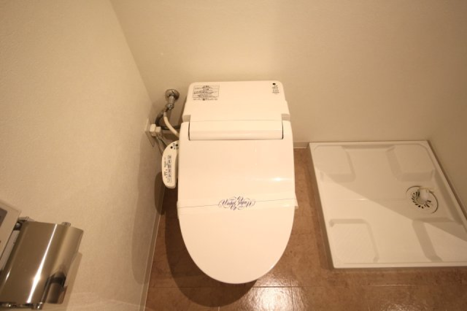 トイレです。室内洗濯機置き場と隣り合っているので、こまめに換気・掃除を行いましょう。