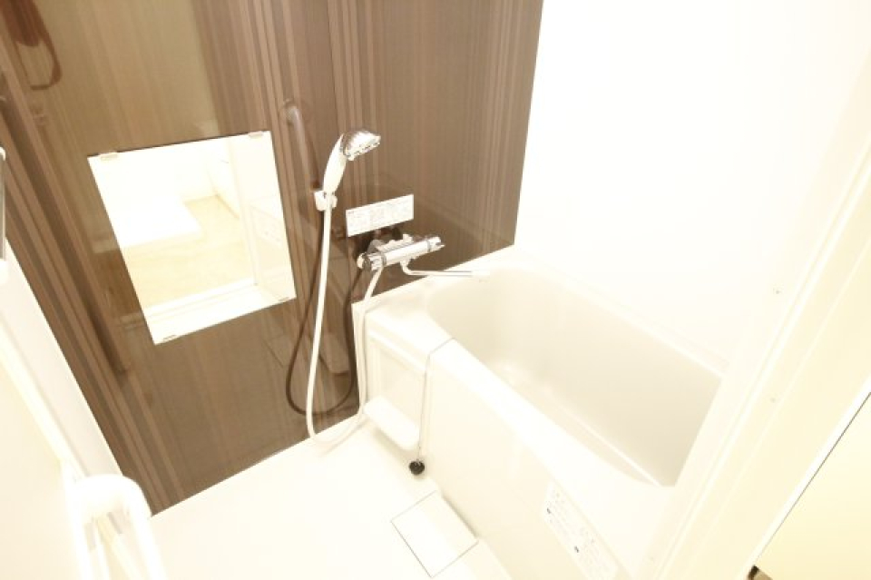 コンパクトな浴室です。ブラウンで落ち着いた雰囲気です。