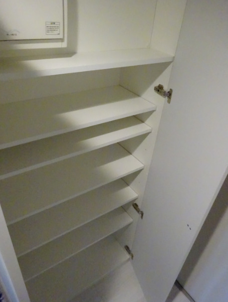 シューズクローゼット付き。1人なら十分な容量。