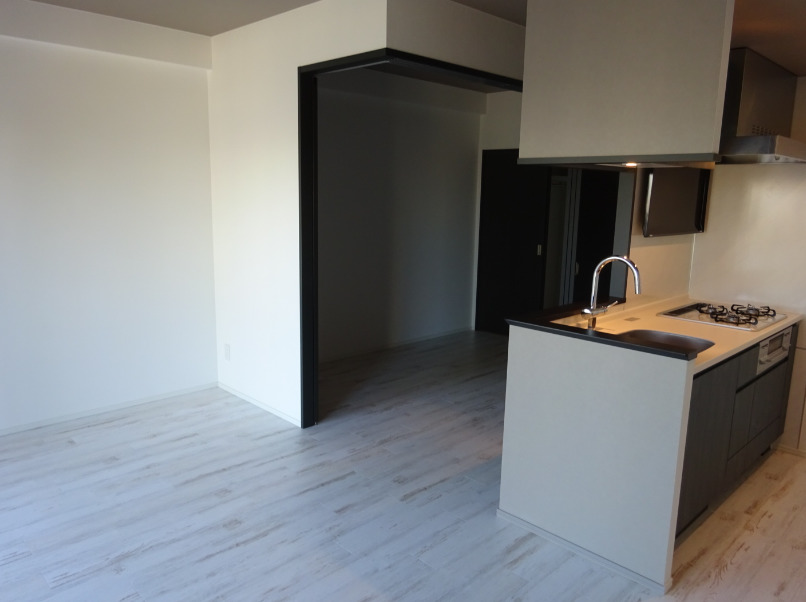 11帖のホワイト&times;ブラックのカッコイイLDK。