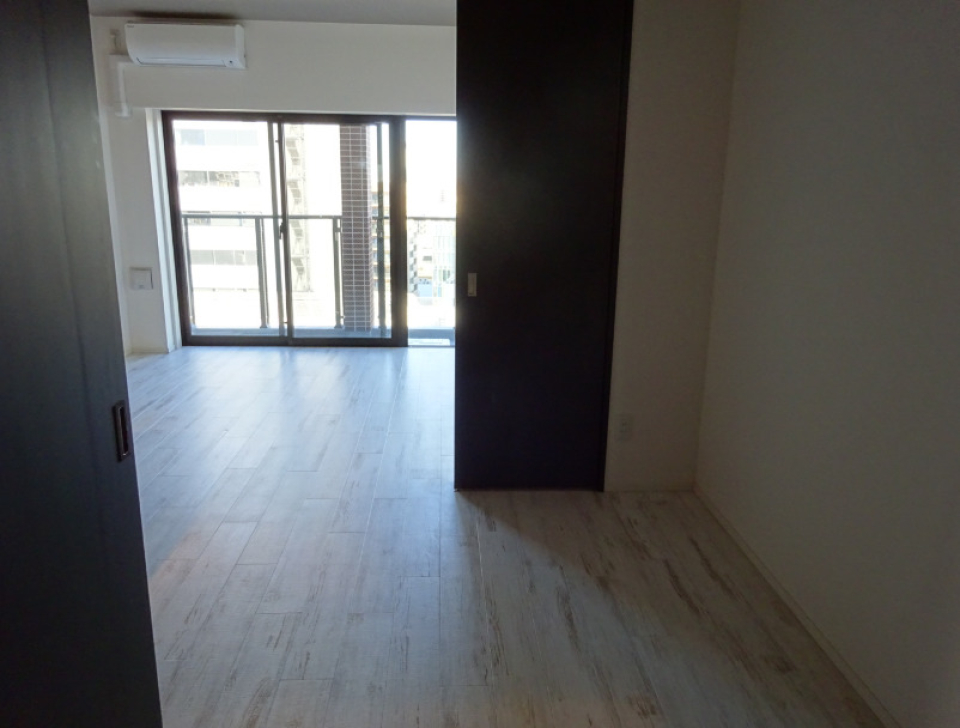 リビングに隣接して3.3帖の寝室があります。ベッドにするかお布団にするか悩みますね。