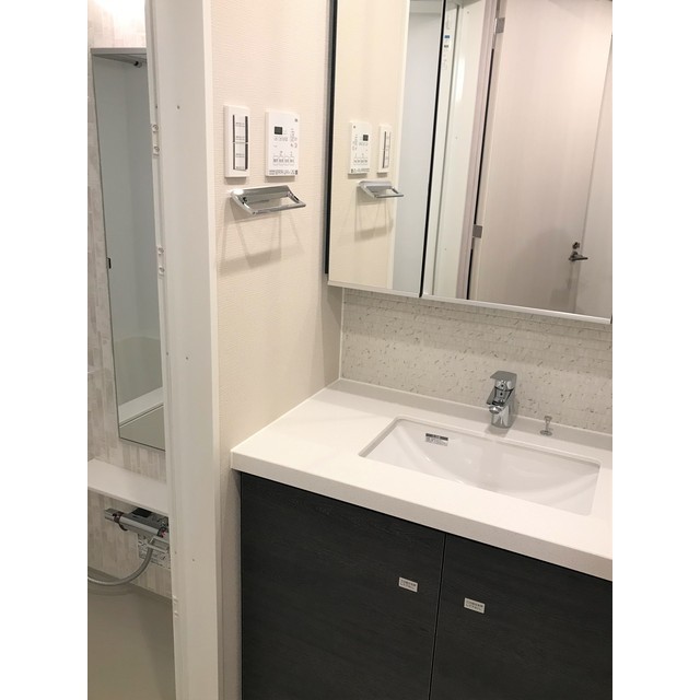 鏡の大きな洗面台です。（2022.4.15撮影）