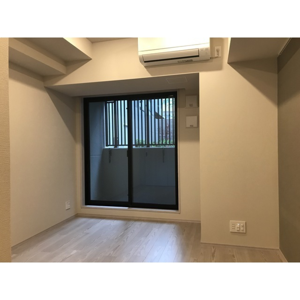 8.1帖の1Rです。床はウッドテイストで、アクセントウォールもオシャレなお部屋になっています。
洋室（2022.4.15撮影）