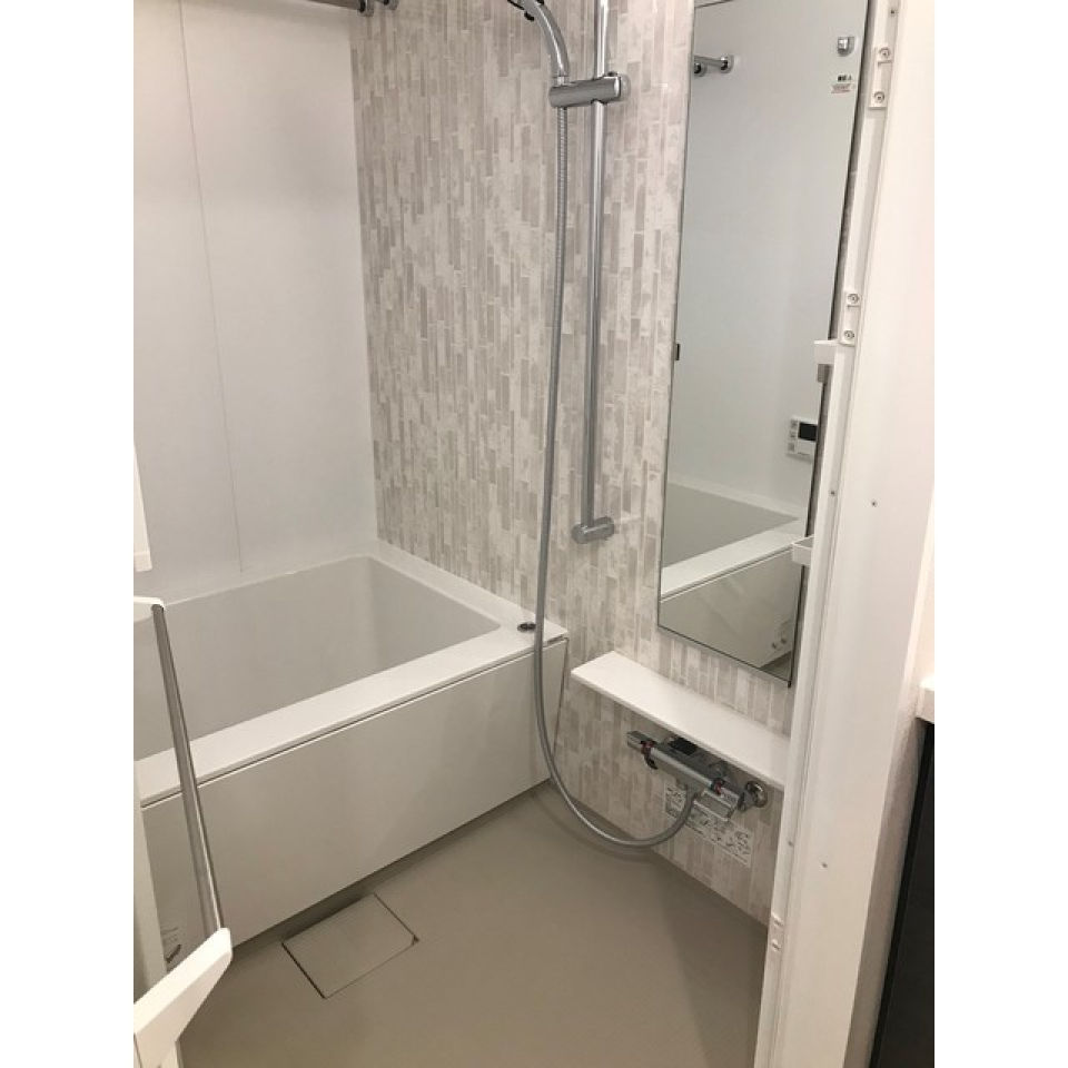 浴室乾燥機付きのバスルーム。（2022.4.15撮影）