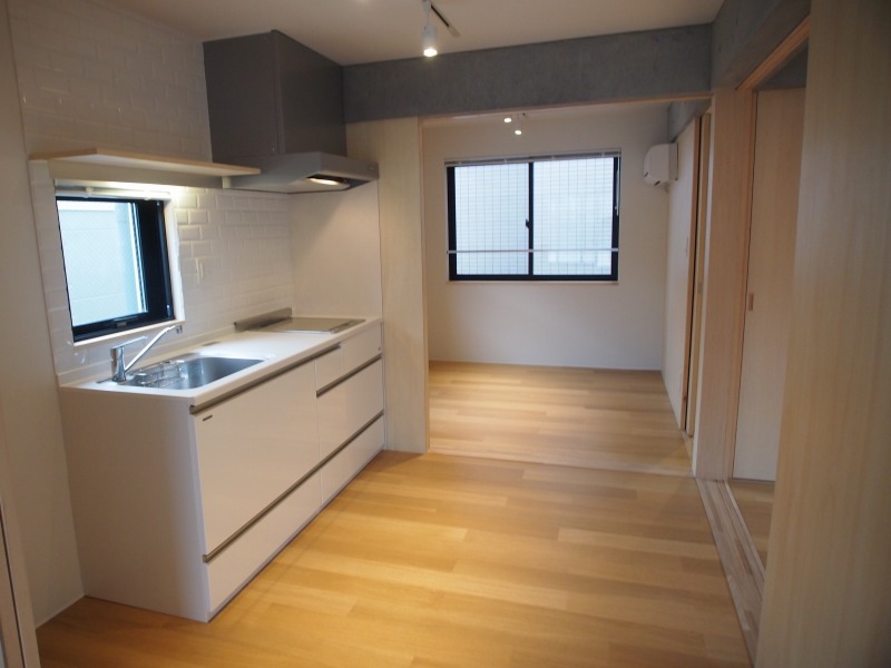 ダイニングは白とグレーを用いた優しい色合い。疲れた心をほっこりさせてくれます。