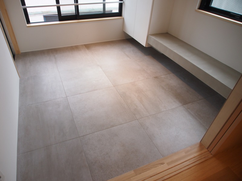 玄関を開けてびっくり！広くて風通しの良さそうな土間がお出迎え。