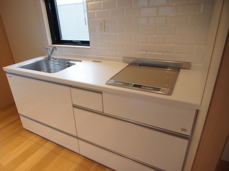 タイル風の壁が控えめだけどキュート！2口のIHコンロが設置されています。