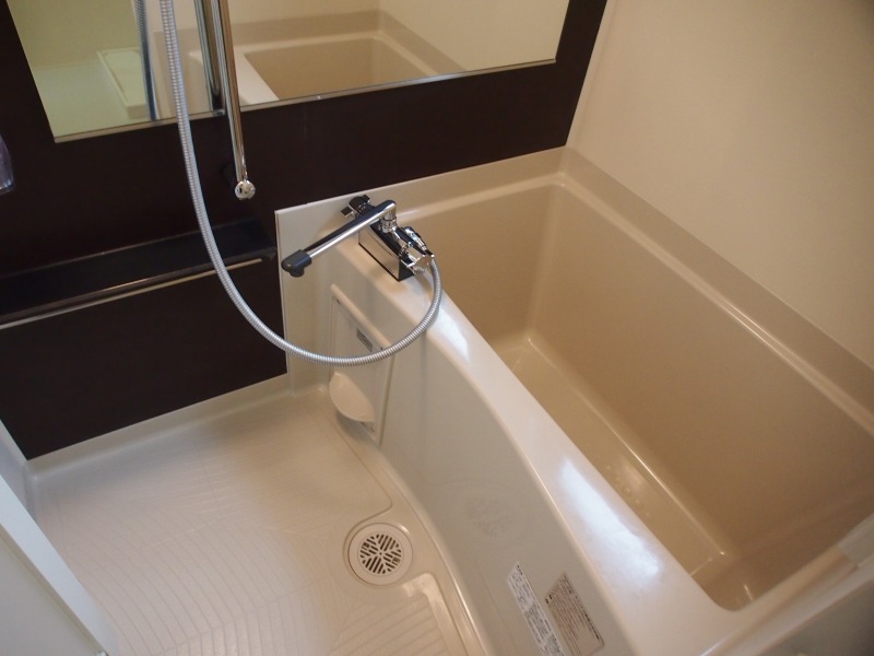 浴室です。黒のアクセントパネルがシックな雰囲気です。