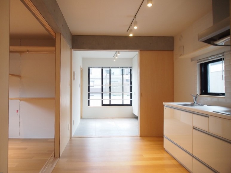 温もりの中に上品さを感じる優しい空間。スポットライトがリビングまで導いてくれます。