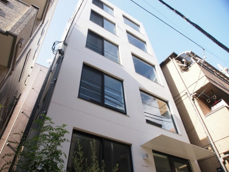 真っ白な外壁で気品のあるマンションです。