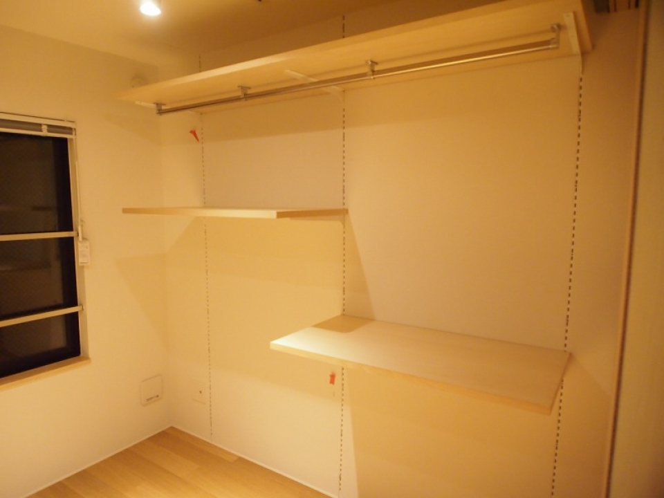 ハンガーパイプ付きで服をそのままかけられます。棚は可動式なので、服の長さによって調整できます。