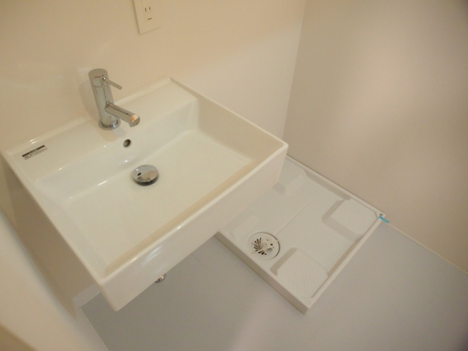 洗面台・室内洗濯機置き場です。スッキリしたデザインで、収納はありません。