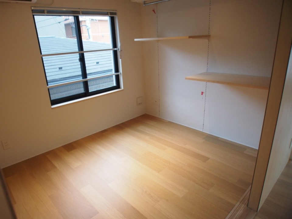 寝室には少し変わった収納棚が。扉がついておらず、ゆるりとゾーニングされています。