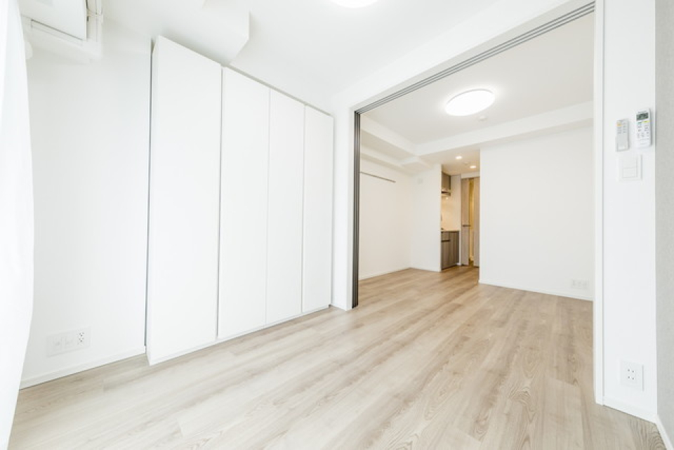 南向きで陽が入り明るいです。※写真は同タイプ住戸です。