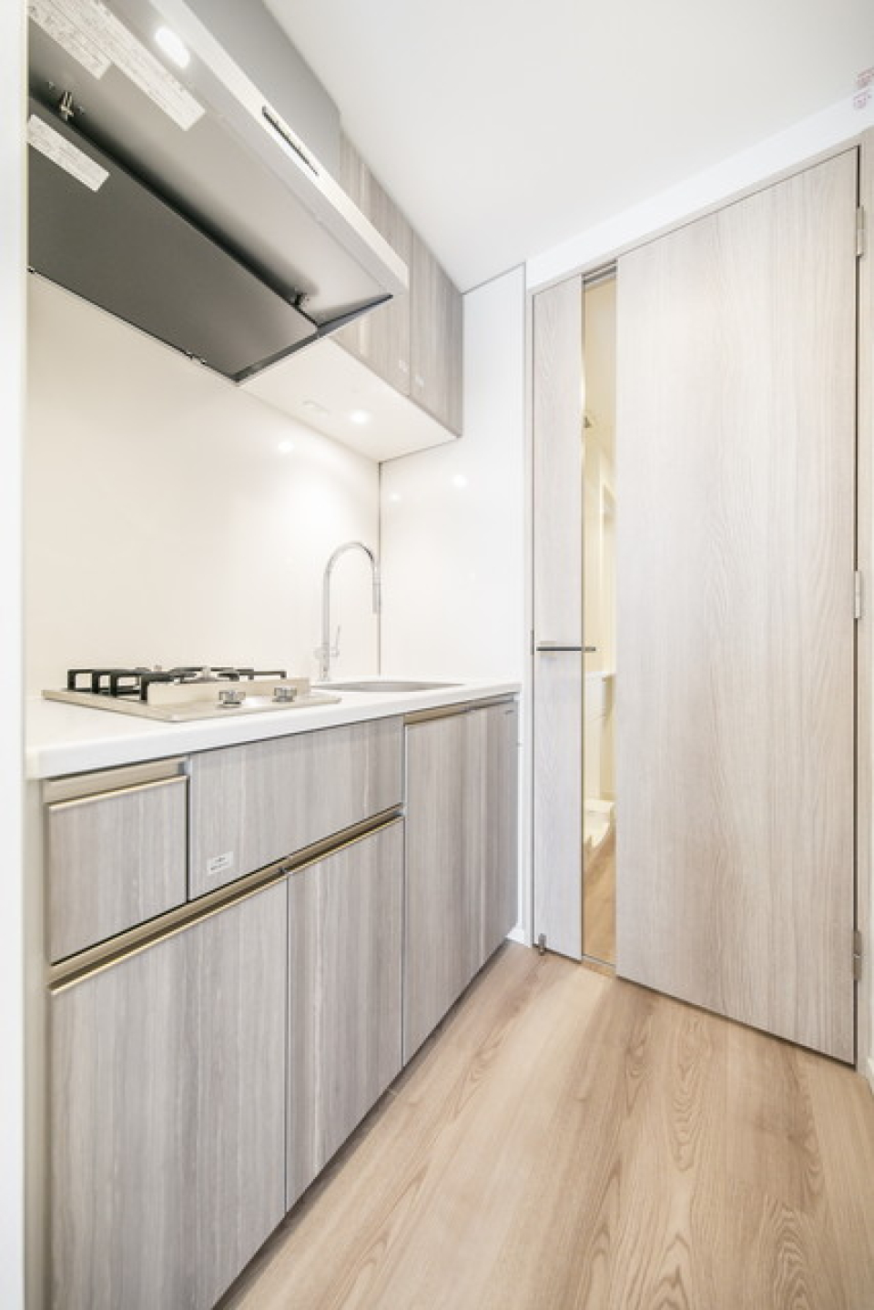 木目のキッチンがお洒落です。※写真は同タイプ住戸です。