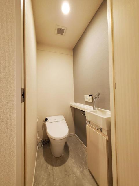 ベージュの壁紙が、落ち着いた優しい雰囲気にしてくれています。※写真は同タイプ住戸です。