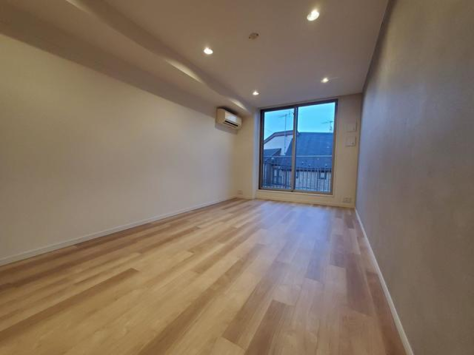 東向き１０．７帖の洋室です。※写真は同タイプ住戸です。