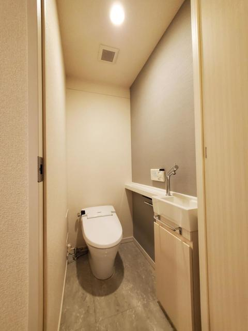 ベージュの壁紙が、落ち着いた優しい雰囲気にしてくれています。※写真は同タイプ住戸です。