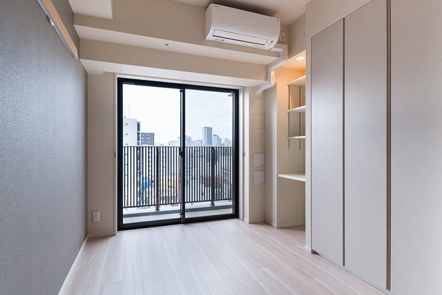 グレーのクロスがいいアクセントになってます。ベッドは左側かな。※写真は同タイプ住戸です。