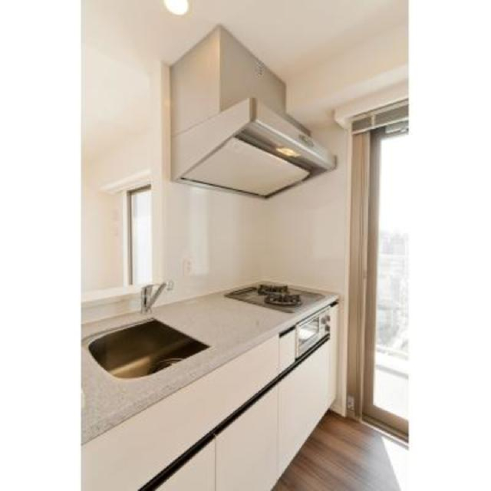 対面式のキッチン。キッチン横にも窓があるのが嬉しい。※写真は同タイプ住戸です。