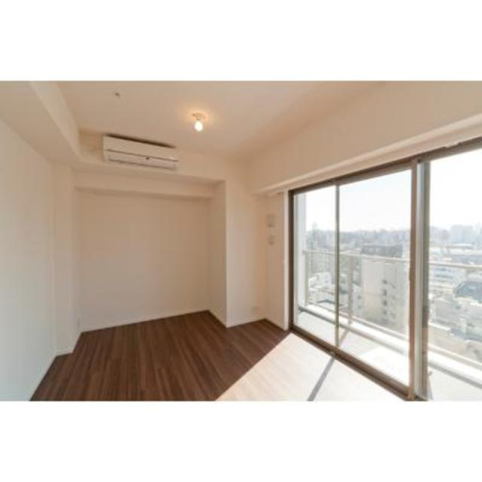 8階なので窓からの見晴らしもいい。奥の壁にはテレビや観葉植物を置いてもいいかも。※写真は同タイプ住戸です。